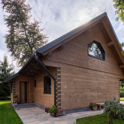 Moderní roubenka v Děčíně