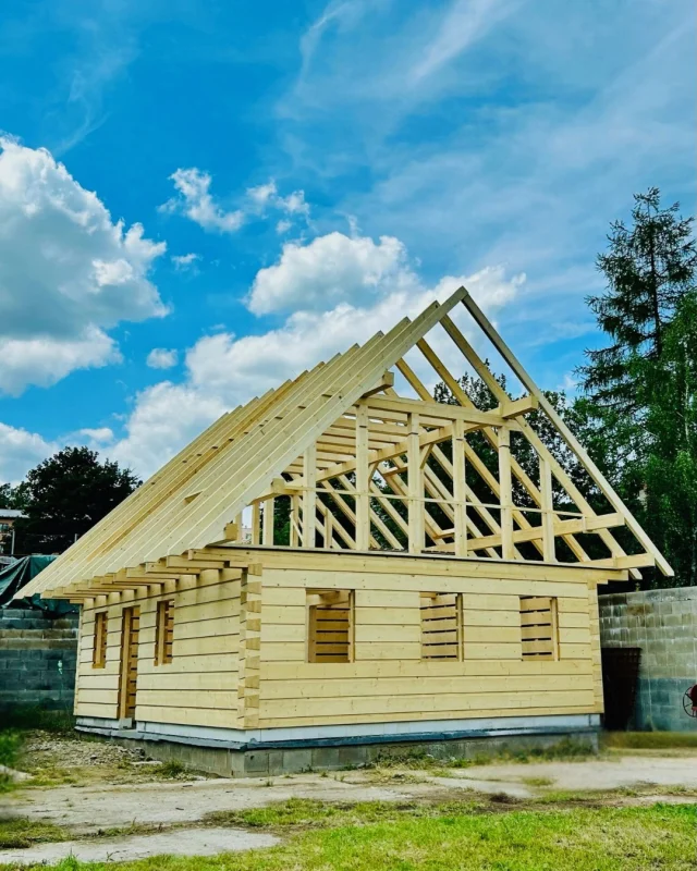 V Orlických horách 🏔 jsme postavili hrubou stavbu roubenky z lepeného hranolu. Za pouhý týden vyrostla krásná dřevostavba! 💪

🌲 Rychlost, preciznost a tradiční řemeslo ruku v ruce.
Takhle vzniká domov, který vydrží generace. 🏡

 #roubenestavby #dřevostavby #drevostavba #jimber #roubenky #Roubenky #moderniroubenka #roubenechaty #Roubenka